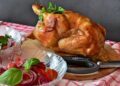 Курка вийде з королівською рум’яною скоринкою: ось чим змастити за добу до запікання