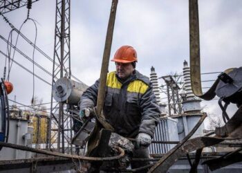 Майже 500 працівників аварійних бригад, які ліквідовують наслідки обстрілів на Сумщині, отримають доплату на загальну суму 10 млн грн