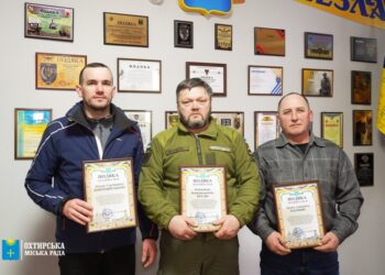 МІСЬКИЙ ГОЛОВА ОХТИРКИ НАГОРОДИВ ТВОРЦІВ КОВЗАНКИ В МІКРОРАЙОНІ ДАЧНИЙ