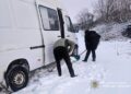 На Краснопільщині поліцейські допомогли водію вибратися зі снігового замету