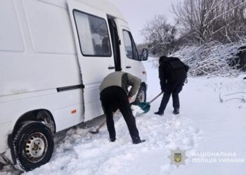 На Краснопільщині поліцейські допомогли водію вибратися зі снігового замету