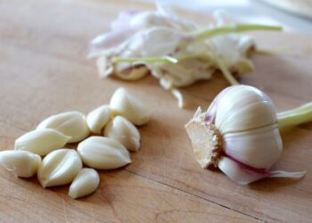Ніякого мила чи хімії: як швидко позбутися запаху часнику на руках
