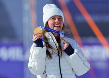 Олімпійська чемпіонка пошкодила медаль, стрибаючи на нагородженні