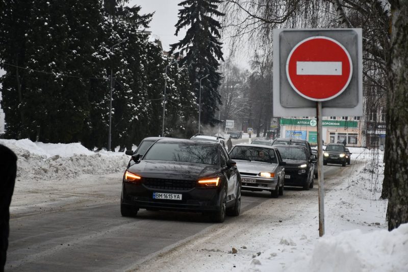 Працівники Роменської РВА долучилися до ініціативи зупинки транспорту під час хвилини мовчання