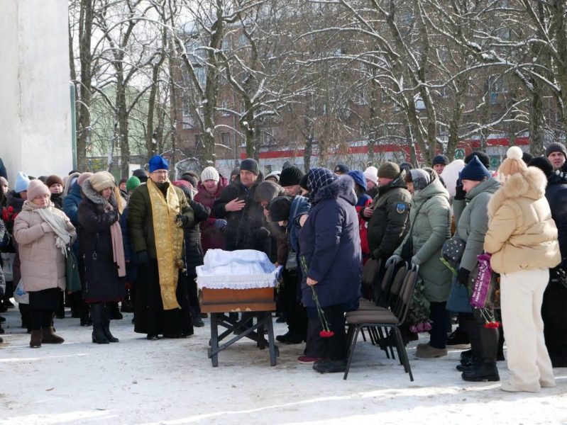Роменська громада віддала останню шану Захиснику України Олександру Токарю