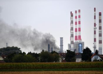 Російські НПЗ відновили свої потужності на тлі зменшення українських атак, – Bloomberg