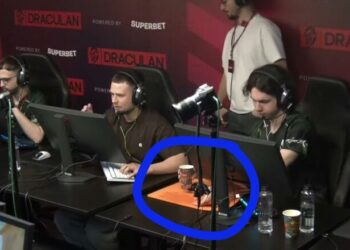 Румунський кіберспортсмен поливає килимок водою. Це не випадковість