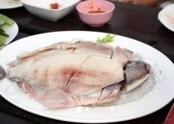 Шеф-кухарі завжди замочують філе в цій суміші: як посмажити рибу без запаху