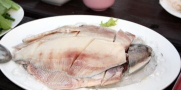 Шеф-кухарі завжди замочують філе в цій суміші: як посмажити рибу без запаху