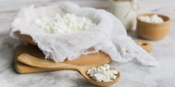 Що додати в сир, якщо він рідкий: як робили наші бабусі