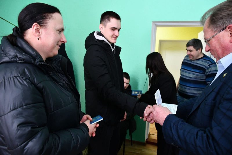 У Хмелівській громаді відкрито робочу станцію з оформлення та видачі паспорта громадянина України та закордонного паспорта на базі ЦНАП