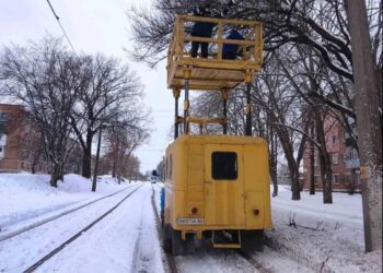 У Конотопі комунальники проводять ремонт контактної мережі трамвая