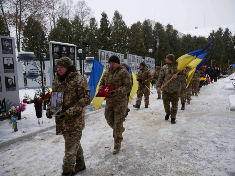 У Ромнах та Андріяшівській громаді попрощалися із загиблим Захисником Олександром Стрижевським