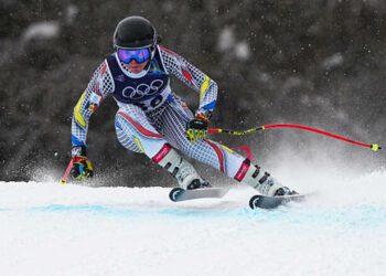 ВІДЕО. Повторила долю Вонн: гірськолижницю евакуювали гелікоптером на ОІ