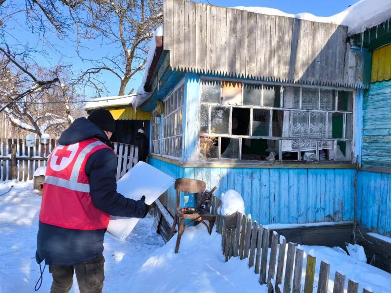 Власники шести пошкоджених сьогодні будинків у Шосткинській громаді отримали допомогу від Червоного Хреста