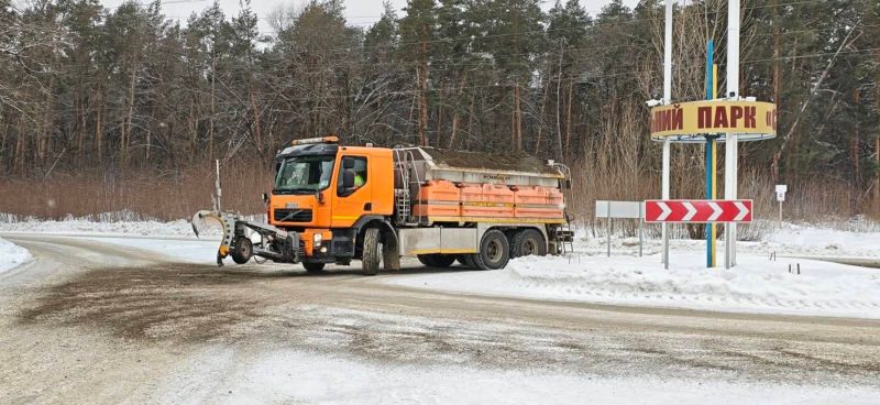 З самого рання у Шосткинській громаді триває розчистка снігу