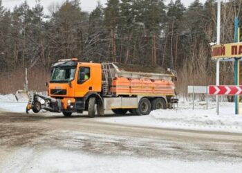 З самого рання у Шосткинській громаді триває розчистка снігу