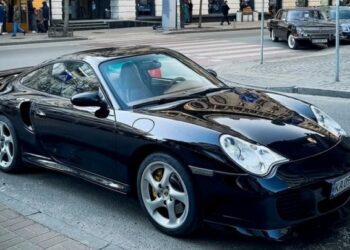 Їх виготовили менш ніж 600: у Києві засвітився культовий заряджений Porsche 2000-х (ФОТО)