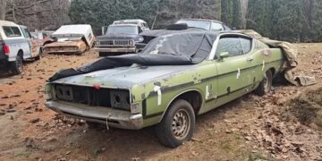 Їх випустили всього 1264: рідкісний американський спорткар 60-х знайшли на звалищі (ВІДЕО)