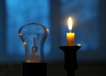 2 березня українцям знову відключатимуть світло: графіки на понеділок