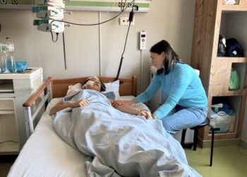 16-річного хлопця, який був поранений через удар по ТЦК в Сумах, прооперували в Києві