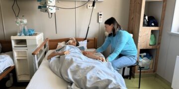 16-річного хлопця, який був поранений через удар по ТЦК в Сумах, прооперували в Києві