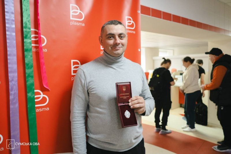 Голова ОВА вручив посвідчення «Заслужений донор України» та «Почесний донор України» кільком жителям Сумщини