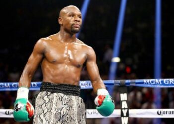 Мейвезер повторює шлях Усика, анонсувавши бій з кікбоксером