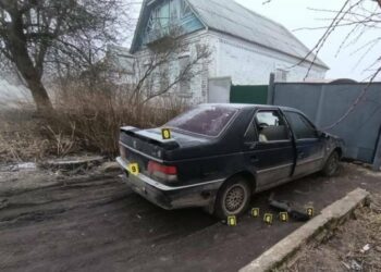 Юнак, який намагався спалити авто своєму опоненту, відповідатиме ще й за втягнення малолітнього у злочинну діяльність