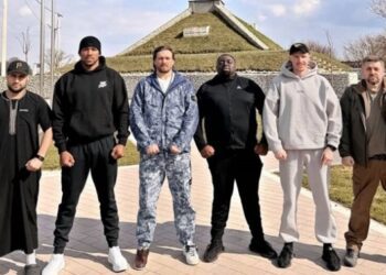 Усик прокоментував поїздку з Джошуа в Україну: Сильний батон