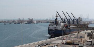 На Близькому Сході припиняють роботу нафтові та газові об’єкти