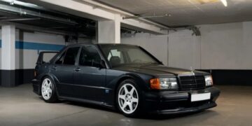 Справжній раритет: старий 36-річний Mercedes 190 оцінили в $400 000 (ФОТО)