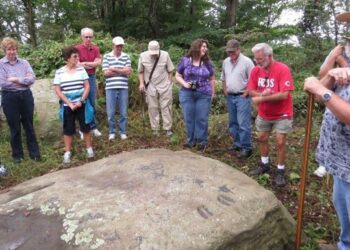 У США знайшли 1000-річну скелю з загадковими слідами