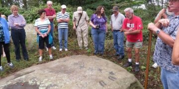 У США знайшли 1000-річну скелю з загадковими слідами