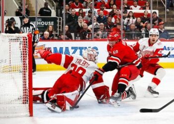 НХЛ: успіх Кароліни та Колорадо, фіаско Детройта