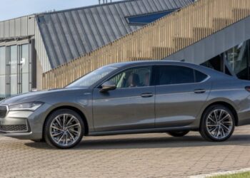 Skoda Superb отримав гібридну установку на 270 сил із витратами 2л на 100 км