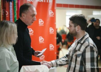 Голова ОВА вручив посвідчення «Заслужений донор України» та «Почесний донор України» кільком жителям Сумщини