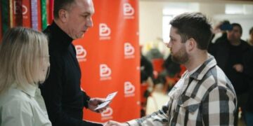 Голова ОВА вручив посвідчення «Заслужений донор України» та «Почесний донор України» кільком жителям Сумщини