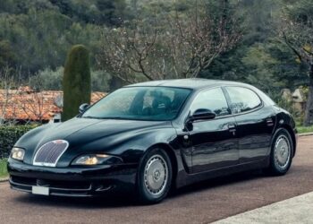 Розкішна капсула часу: на продаж виставили унікальний седан Bugatti 90-х (ФОТО)