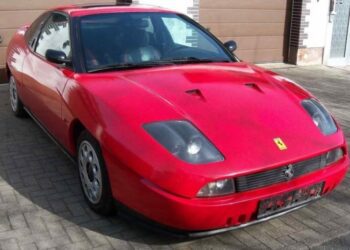 Ferrari за ціною iPhone: у Німеччині продають фейковий “суперкар” за 1000 євро (ФОТО)