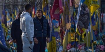 Усик пояснив, що стоїть за візитом Джошуа