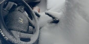 Негода перетворила Honda Civic на “снігову капсулу” (ВІДЕО)