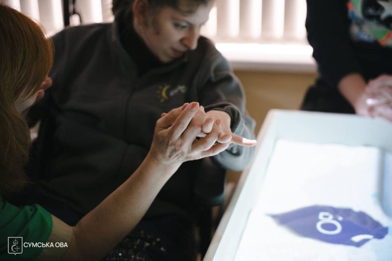 У Сумському обласному центрі комплексної реабілітації вже понад місяць діти займаються з новою інтерактивною пісочницею, - голова ОВА