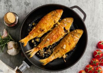 Для чого перед смаженням натирати рибу цукром: цей трюк вас здивує