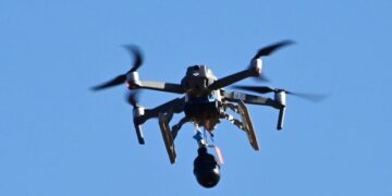 Росіяни FPV-дроном атакували авто на Шосткинщині: постраждали 13-річний хлопець та 18-річна дівчина