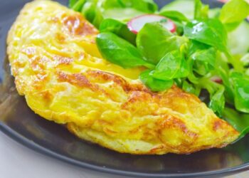 Омлет на воді виходить набагато смачнішим, ніж на молоці: ось як його готувати