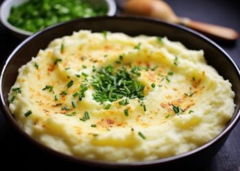 Пюре вийде пухким і без грудочок: що додати в самому кінці