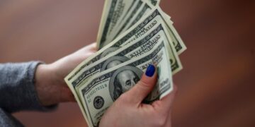 Скільки коштуватимуть 100 доларів в останній тиждень березня: прогноз банкіра