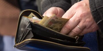 Українці витрачають до 84% бюджету на базові потреби, – дослідження