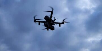 Ворожий дрон поцілив у цивільну автівку на Шосткинщині: постраждали 18-річна дівчина та її брат